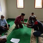 Kepala Desa Kabba Di Dampingi Bhabinkamtibmas bersama Ketua BPD Pantau Pemberian Insentif RT/RK Dan Pengurus Keagamaan tahun 2021