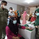GIAT BALLA EWAKO﻿ Bhabinkamtibmas polsek minasatene bersama pemdes Kawal Tim Vaksinasi Tahap pertama di Desa Kabba