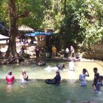 Lewat Wisata Alam, Bhabinkamtibmas Edukasi Warga Patuhi Protokol Kesehatan