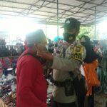 Bhabinkamtibmas Desa Kabba Mengawal KKN UNM Angkatan 23 Thn 2021 Berbagi Masker di pasar tradisional
