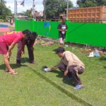 Peduli lingkungan, Bhabinkamtibmas Desa Kabba Kerja Bakti Bersama Warga Di Lapangan Sepak Bola CAngko’E