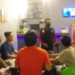 Bhabinkamtibmas desa kabba Sambang Warga di malam hari, Ajak Warga Untuk Mengikuti Vaksinasi Covid-19