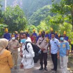 Bhabinkamtibmas Polsek Minasatene Bersama Babinsa Kawal Tim TVRI Shooting di wisata Alam leang lonrong