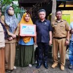 Ketua Bapemperda DPRD Parepare Yasser Latief Serahkan Puluhan Ekor Kambing ke Warga