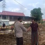 Bhabinkamtibmas Polsek Minasatene Monitoring kepada Pekerja Pembuatan Jalur Rel Kereta Api