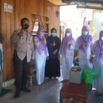 Bhabinkamtibmas Desa kabba Polsek Minasatene Bersama Tim Vaksinasi Gelar Kegiatan Vaksinasi Door to door (DTD) di perkampungan