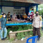 Kepala Desa Kabba bersinergi bersama Bhabinkamtibmas mengawal Tim Vaksinator dengan door to door