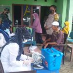 Bhabinkamtibmas Panaikang bersama Babinsa mengawal Kegiatan Pelaksanaan Vaksinasi puskesdes Biringere