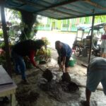 Sambangi Desa Binaannya, Bhabinkamtibmas Desa Kabba Ikut Bantu Warga Mengaduk Semen