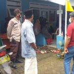 Sinergitas Kepala Desa Kabba Bersama Bhabinkamtibmas Kawal Nakes PKM Lakukan Vaksinasi DI Pustu Kabba