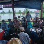 Kurangi Penggunaan Plastik, BHABINKAMTIBMAS Polres Pangkep, Peragakan Membuat Baka-baka depan Tim Monitoring Kementrian pariwisata