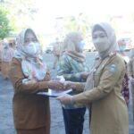 Direktur RSUD Andi Makkasau Berikan Penghargaan Piagam Dan Cendramata Kepada Pegawai Yang Memasuki Masa Purna Bhakti