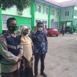 Bhabinkamtibmas Polsek Minasatene Dampingi Warga Binaanya Lakukan Vaksinasi di Aula Depag Pangkep