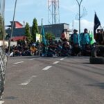 Pimpinan DPRD Temui Mahasiswa Yang  Unjuk Rasa Di depan Gedung DPRD