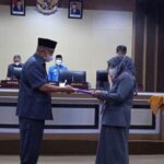 Ketua DPRD Terima Ranperda Kota  Layak Anak, Diserahkan Wakil Walikota di Rapat Paripurna