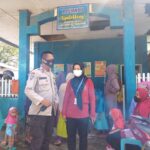 Bhabinkamtibmas polsek Minasatene Pantau Giat Vaksinasi dan imunasi Anak Posyandu Sipatokkong Soreang