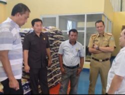 Wakil Ketua DPRD Rahmat Sjamsu Alam Turun Mengecek Kualitas Beras di Gudang Bulog Bersama Komisi III dan Disdag