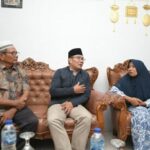 Ridwan Kamil Sambangi Keluarga Ikhsan, Pelajar yang Hanyut di Sungai Bangek Padang