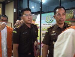 Keluar Dari Kantor Kejaksaan Negeri Parepare JA dan ZJ Kenakan Rompi Orange