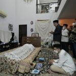 Ridwan Kamil Takziah ke Rumah Ayahanda Emil Dardak