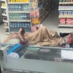 Nenek Tidur di Indomaret Depan Kantor Gubernur Sulsel