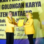 Serahkan SK Fungsionaris, Taufan Pawe Minta Kader Golkar Antar Liestaty Nurdin Abdullah ke Senayan
