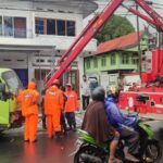 Akibat Kaget, Dump Truck Seruduk Tiang Listrik