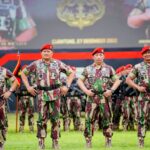 Disematkan Baret Merah Kopassus, Kapolri: Jangan Ragukan Sinergisitas TNI-Polri Jaga NKRI