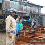 Bhabinkamtibmas polsek minasatene bersama Kepala desa panaikang Datangi Rumah Warga Yang Terkena Angin Puting Beliung