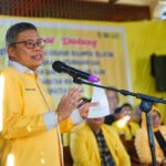 Taufan Pawe Serahkan Bantuan Golkar Sulsel ke Korban Bencana Alam di Kecamatan Mallusetasi Barru