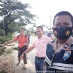 Antisipasi Pohon Tumbang Bhabinkamtibmas Bersama Kepala desa panaikang Bekerjasama Dengan warga Pangkas Pohon