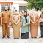 Direktur RSUD Parepare Berikan Cendramata Kepada Pegawai Yang Purnabakti