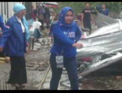 Srikandi Demokrat Parepare Turun Bagikan Makanan Kepada warga Yang Terdampak Banjir