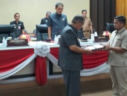 Rapat Paripurna DPRD : Wawali Pangerang Rahim Serahkan Ranperda Perubahan APBD Kota Parepare Tahun 2023