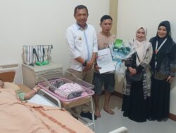 Momen HUT Kota, Pj Wali Kota Parepare Berikan Bingkisan dan Akte Kelahiran ke Bayi Lahir di RS Andi Makkasau