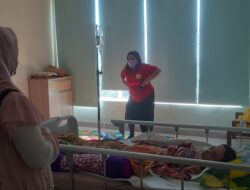 Anggota DPRD Parepare, Hj. Faridah Sabir Jenguk Korban Bakar Diri: “Kita Harus Saling Menguatkan”