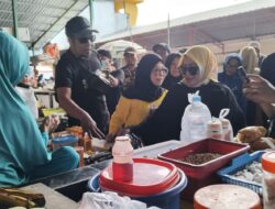Erna Rasyid Taufan Disambut Haru Pedagang Pasar Sumpang Minangae: “Ibu Erat Ramah dan Tulus”