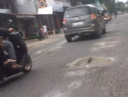 Sejumlah Ruas Jalan Rusak Berlubang Pengedara Bermotor di Himbau Berhati hati