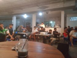 Warga Parepare Nonton Bareng Pertandingan Indonesia vs Bahrain di Warkop Alternatif