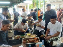 Kapolres Parepare Berbaur Makan Siang Gratis Bersama Jemaah Masjid Raya