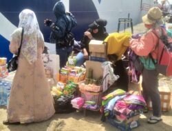 Penjual Asongan di Dermaga Pelabuhan Nusantara Parepare Jadi Sorotan