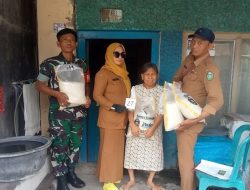 Babinsa Kawal Penyaluran RASTRA di Ujung Sabbang, Pastikan Bantuan Tepat Sasaran