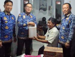 Sekda Amarun Agung Hamka Turun Langsung Serahkan Bantuan Permakanan kepada Lansia Hingga Malam Hari