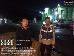 Bhabinkamtibmas Desa Kabba dan Piket Reskrim Jaga Keamanan Sholat Tarawih Malam Ke-3 di Masjid Nurul Muawanah