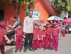 Bhabinkamtibmas Desa Kabba Sambangi SDN.25 Dan SDN.26 Taraweang kabba Sekolah, Berikan Edukasi Kesehatan dan Kedisiplinan