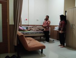 Wali Kota Parepare Tasming Hamid Jenguk  Mantan Wali Kota Sjamsu Alam di RSUD Andi Makkasau