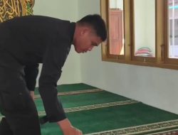 Brimob Yon B Pelopor Bersih-Bersih Masjid Nurul Askar