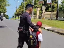 Bentuk Rasa Kepedulian, Natalyon B Pelopor Brimob Parepare Polda Sulsel Bantu Anak Sekolah Menyeberang Jalan