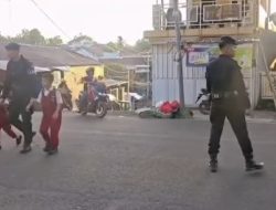 Sigap, Personel Brimob Sulsel Bantu Siswa Menyeberang Jalan di Parepare