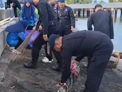 Brimob Polda Sulsel Bersama Pemkot Parepare Bersihkan Kawasan Wisata Pantai Ku dan Masjid Terapung